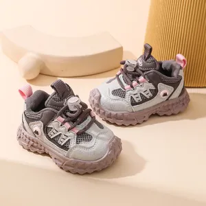 Detailansicht atmungsaktiver Mesh-Kleinkinderschuhe mit rutschfester Sohle und Schnellschnürung.
