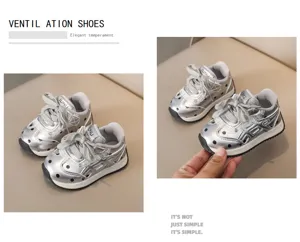 Baskets argentées pour enfants avec mesh respirant, pois et fermeture à lacets élégante.