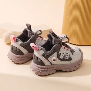 Detailansicht atmungsaktiver Kleinkinder Mesh-Sportschuhe mit elastischer Schnellschnürung.
