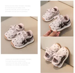 Baskets mignonnes pour tout-petits à pois et dentelle, chaussures de marche roses élégantes.