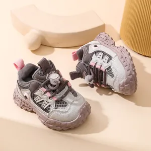 Atmungsaktive Mesh-Kinderschuhe für Jungen und Mädchen, bequeme Laufsheuh Detail.