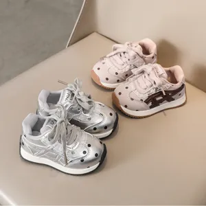Vue détaillée de jolies baskets pour tout-petits avec des pois élégants et une belle dentelle.