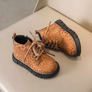 Stivaletti corti da bambino in pelle marrone testurizzata per autunno e inverno.