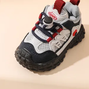 Kleinkind Mesh atmungsaktive Sportschuhe Nahaufnahme, rutschfeste Kinder Laufschuhe Detail.