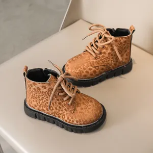 Stivaletti leopardati per bambini con calda fodera in pelliccia spessa e lacci per l'inverno.