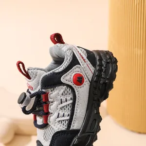 Kinder atmungsaktive Mesh Sportschuhe mit elastischen Schnürsenkeln und rutschfester Sohle.