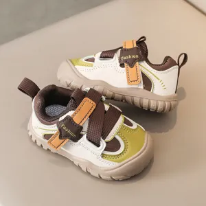 Detailopname van peuterschoenen met contrasterende kleurenblokken en praktische klittenbandsluiting.
