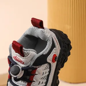 Detail von atmungsaktiven Kindersportschuhen, Kleinkinder Sneaker mit elastischem Schnürsenkel.