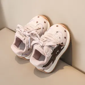 Détail de baskets décontractées pour tout-petits avec motif à pois roses et joli nœud.