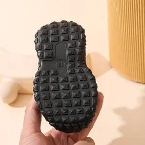 Kleinkind rutschfeste Laufschuhe Sohlendetail, strapazierfähiges Material für Babys.