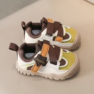 Detailopname van peuterschoenen voor de eerste stapjes met ademend ontwerp en zachte zool.