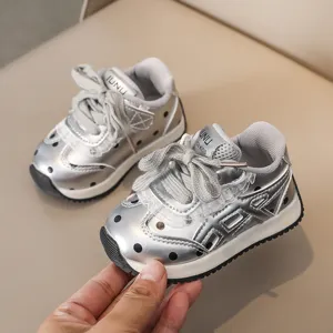 Baskets décontractées argentées à pois pour enfants, chaussures de course semelle souple.
