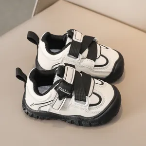 Peuter ademende wandelboardschoenen voor de herfst, zachte comfortabele kindersneakers.