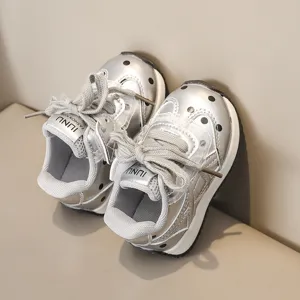 Detail baskets argentees enfants, chaussures metalliques elegantes avec pois et mesh.