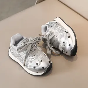 Détail baskets enfants pois argentés, chaussures décontractées métallisées style.