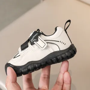 Comfortabele peuterloopschoenen met zachte zool en antislipontwerp voor kleine jongens.