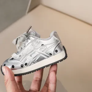 Baskets métalliques argentées pour enfants à pois noirs, chaussures de marche confortables pour bébé.