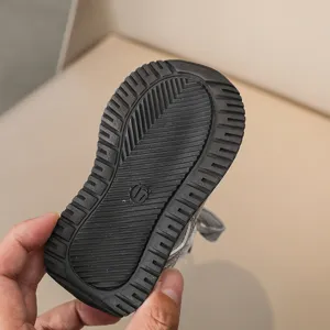 Vue détaillée de la semelle en caoutchouc antidérapant pour enfants avec texture.