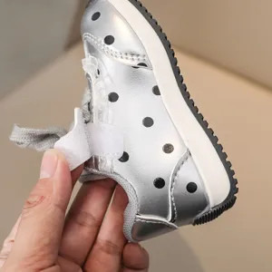 Baskets argentées à pois pour tout-petits, chaussures de bébé confortables avec velcro.