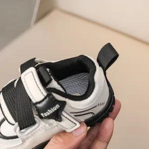 Gedetailleerd overzicht peuter sneakers, zwart wit ademend ontwerp, comfortabele zachte zool.
