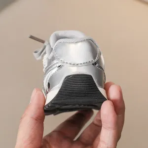 Baskets argentées pour enfants chaussures de loisirs vue détaillée de la semelle talon.