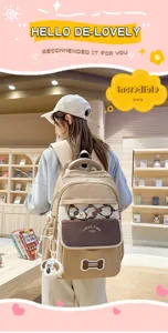 Detailansicht des koreanischen farbblockierten Schulrucksacks mit süßem Hundepatch und Fächern.