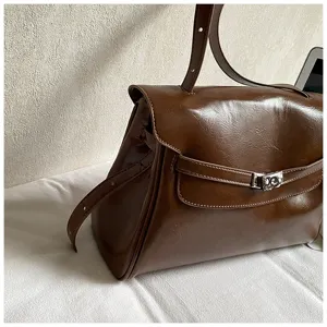 Sac à main de mode en cuir marron, élégant sac bandoulière pour femmes avec poignée.