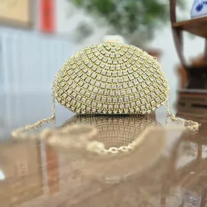 Mooie elegante gouden strass avondtas met ketting, perfect voor feestjes en galadiners.
