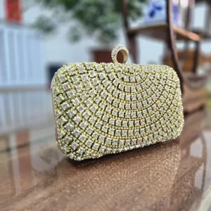 Détail de pochette de soirée strassée dorée, surface incrustée de cristaux, design élégant.