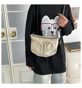 Gedetailleerd overzicht van minimalistische casual effen canvas crossbody tas.