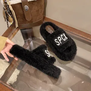 Vista dettagliata pantofole invernali da donna con suola spessa in peluche con lettere.
