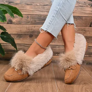 Vue détaillée de chaussures plates d'hiver pour femmes en peluche chaude avec belle fourrure.