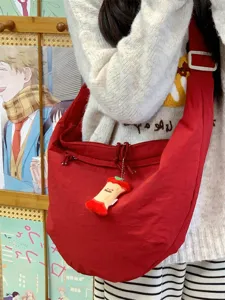 Sac bandoulière croissant en nylon rouge, grand sac fourre-tout décontracté pour tous les jours.