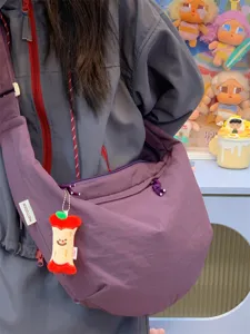 Sac bandoulière élégant en nylon pour femme, grande capacité, sac de loisirs avec pendentif.