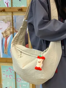 Grand sac porte epaule en nylon souple et sac de dumpling decontracte avec pendentif.