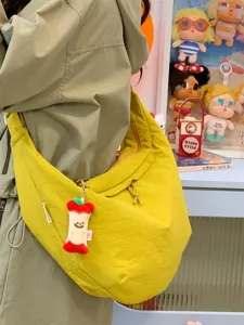Grand sac porte epaule en nylon sac dumpling decontracte bandouliere avec pomme.