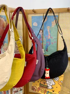 Sac bandoulière en nylon souple pour femme, grande capacité, sac de banlieue tendance style.