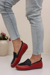Nahaufnahme Detail von Damen stylischen Farbblock Kontrastnähte flachen Freizeitschuhen.