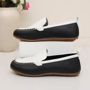 Detailansicht stilvoller schwarz-weißer Loafer im Blockdesign, bequeme Freizeitschuhe.