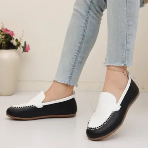 Detailansicht flacher Damen-Loafer im Color-Blocking-Design mit weißer Naht und bequemem Sitz.