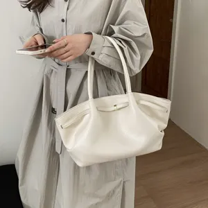 Élégant sac cabas en cuir blanc pour femme, grand format idéal pour le bureau quotidien.
