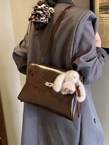 Sac bandoulière en cuir marron rétro pour femme avec serrure en métal et adorable pendentif lapin.