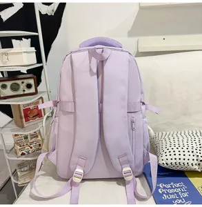 Lila lässiger mehrschichtiger Schulrucksack Detail, große Kapazität Studenten Alltag.
