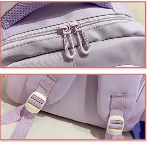 Lila Rucksack Detail mit langlebigen Reißverschlüssen und verstellbaren Schultergurten.