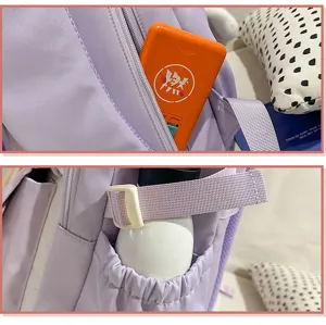 Detailaufnahme des hellvioletten Rucksacks mit praktischer Reißverschlusstasche und Flaschenhalter.