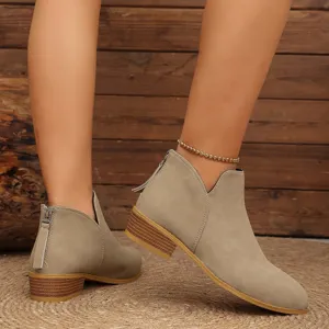 Vue détaillée de bottines tendance pour femmes à petit talon carré et fermeture éclair.