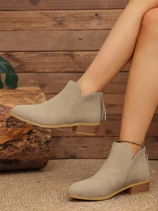 Vue détaillée de bottines unies à bout pointu et petit talon carré pour femme élégante.