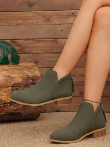 Vue détaillée de bottines pour femmes vert olive à talons bas carrés et découpe latérale en V.