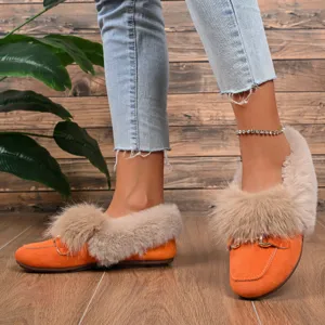 Chaudes chaussures plates en daim orange fourrées pour femme style hiver élégant.