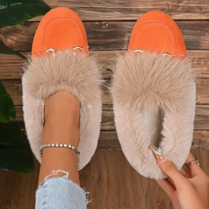 Chaussures plates d'hiver moelleuses pour femmes avec garniture en fausse fourrure et mors metal.